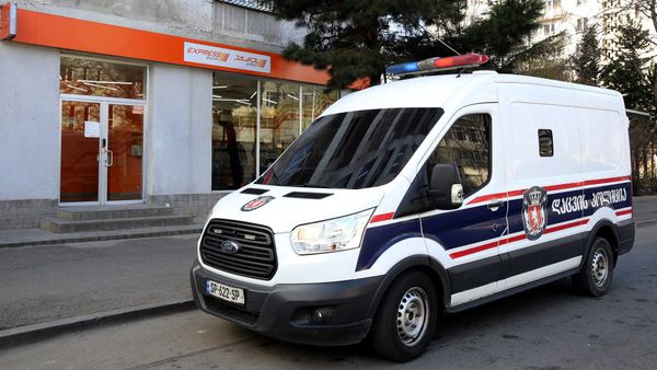 Машина охранной полиции сервис-центра Банка Грузии Машина охранной полиции сервис-центра Банка Грузии - Sputnik Армения
