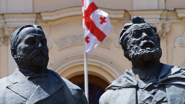 Памятник писателям Акакию Церетели и Илье Чавчавадзе (Тбилиси, Грузия). Памятник писателям Акакию Церетели и Илье Чавчавадзе (Тбилиси, Грузия). - Sputnik Армения