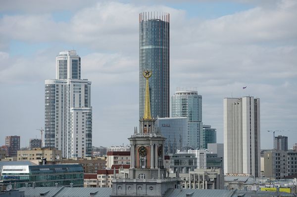 Башня городской ратуши, где располагается администрация Екатеринбурга. До революции здесь находился гостиный двор, работали купеческие конторы. Здание несколько раз перестраивалось: в 50-е годы ратуша получила шпиль по образцу московских высоток. - Sputnik Армения