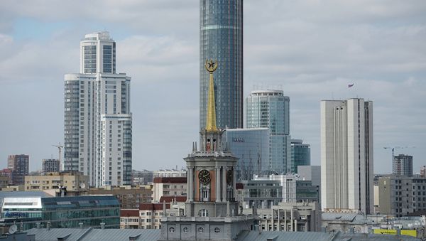Башня городской ратуши, где располагается администрация Екатеринбурга. До революции здесь находился гостиный двор, работали купеческие конторы. Здание несколько раз перестраивалось: в 50-е годы ратуша получила шпиль по образцу московских высоток. - Sputnik Армения