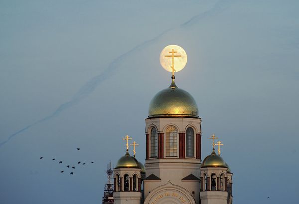 Храм-на-Крови построен в 2003 году на месте дома Ипатьева, где в 1918 году были расстреляны последний российский император Николай II, его семья и слуги. Пятикупольный храм в русско-византийском стиле с уникальным беломраморным иконостасом - Sputnik Армения