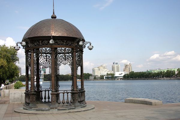 Набережная реки Исети находится на Екатеринбургской Плотинке - самом старом сооружении города. Две резные бронзовые ротонды разместились по соседству со старейшим учебным заведением столицы Урала – гимназией N9. Вторая украсила береговую прогулочную зону исторического сквера со стороны резиденции губернатора - Sputnik Армения