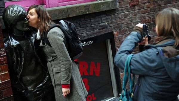 Девушка фотографируется с памятником Джону Леннону на улице Мэтью в Ливерпуле, Великобритания - Sputnik Армения