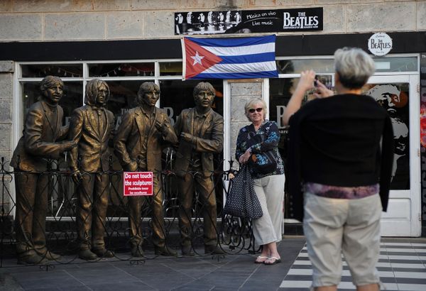 Туристы фотографируются около бара The Beatles в Варадеро на Кубе. - Sputnik Армения
