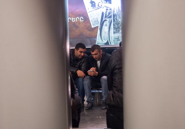 В аэропорту Звартноц родственники встречали пострадавших в результате ДТП под Тулой пассажиров - Sputnik Армения