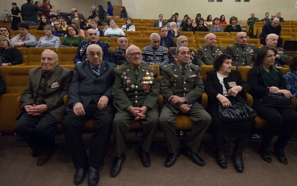 Чествование ветеранов, имеющих статус «Житель блокадного Ленинграда» и вручение поздравительных писем Чествование ветеранов, имеющих статус «Житель блокадного Ленинграда» и вручение поздравительных писем - Sputnik Армения