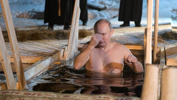 Президент РФ В. Путин принял участие в крещенских купаниях на озере Селигер - Sputnik Армения