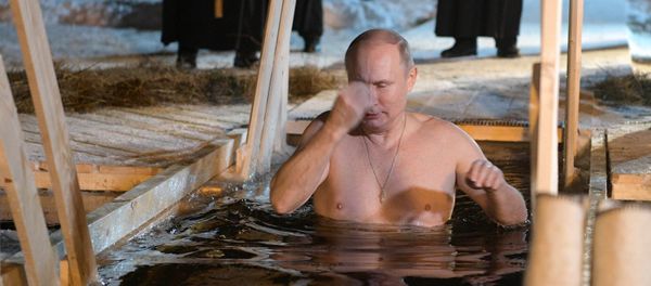 Президент РФ В. Путин принял участие в крещенских купаниях на озере Селигер - Sputnik Армения