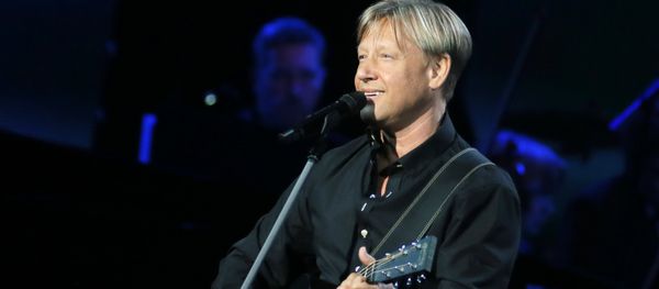 Актёр Дмитрий Харатьян выступает на музыкально-поэтическом спектакле Если будет Россия, значит, буду и я. Актёр Дмитрий Харатьян выступает на музыкально-поэтическом спектакле Если будет Россия, значит, буду и я. - Sputnik Армения