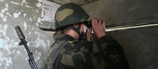 Военнослужащий армии Нагорного Карабаха ведет наблюдение за противником. - Sputnik Արմենիա
