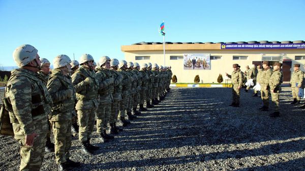 Министр обороны Азербайджана во время проверки состояния боеготовности передовых подразделений республики. - Sputnik Армения