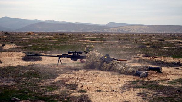 Учебные стрельбы курсантов азербайджанского высшего военного училища. - Sputnik Армения
