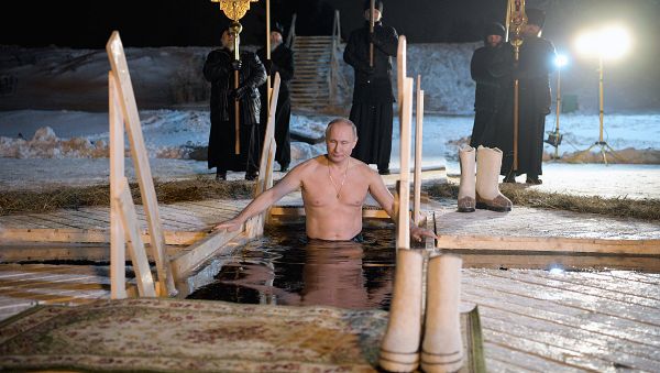 19 января 2018. Президент РФ Владимир Путин окунается в иордани во время праздничного купания в православный праздник Крещения Господня в мужском монастыре Нило-Столобенской пустыни на озере Селигер. - Sputnik Армения