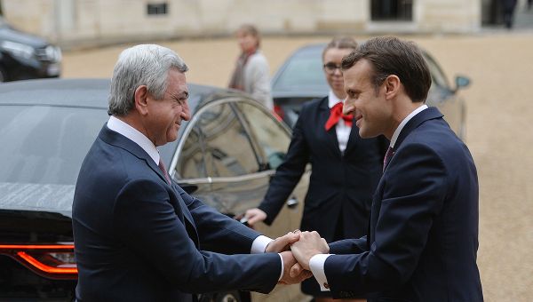 Президенты Франции и Армении Серж Саргсян и Эммануэль Макрон после совместной пресс-конференции в рамках рабочего визита во Францию (23 января 2018). Париж, Франция. - Sputnik Армения