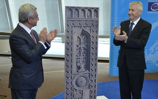 Вручение хачкара в подарок Совету Европы - Sputnik Армения