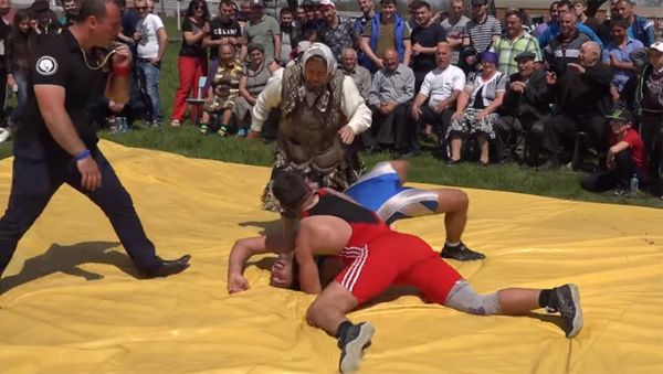 Бабушка вступилась за внука и отлупила его противника на чемпионате по борьбе в Ростовской области - Sputnik Армения