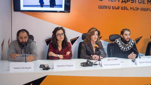Пресс-конференция, посвященная международной выставке «Все вместе» в немецком городе Бонн. Участники пресс-конференции: председатель фонда “Диалог культур” Сона Арутюнян, художники Арман Ваганян, Ваган Румелян и Овсанна Шекоян. На пресс-конференции также присутствовала вице-президент Фонда “Диалог культур”, искусствовед Мари-Кристин Фритч. - Sputnik Армения