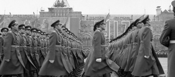 Военнослужащие идут в строю на военном параде - Sputnik Армения