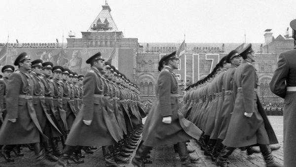 Военнослужащие идут в строю на военном параде - Sputnik Армения