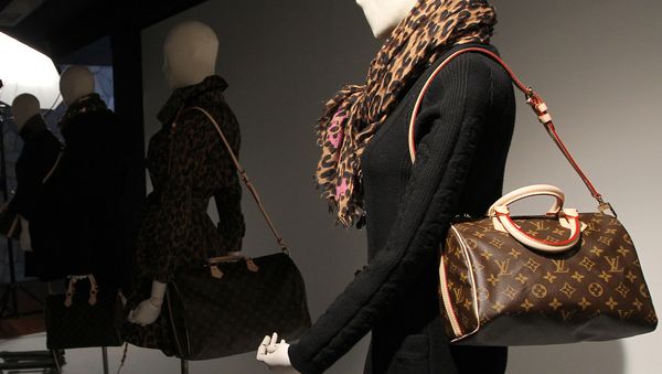Манекен с продукцией Louis Vuitton - Sputnik Армения