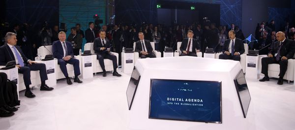 Пленарная сессия международного форума Цифровая повестка дня в эпоху глобализации в Алма-Ате - Sputnik Արմենիա