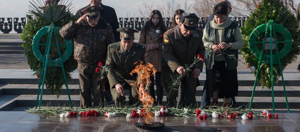 В честь 75-летия Сталинградской битвы 2 февраля в Парке Победы состоялось возложение цветов и венков у Вечного Огня - Sputnik Армения