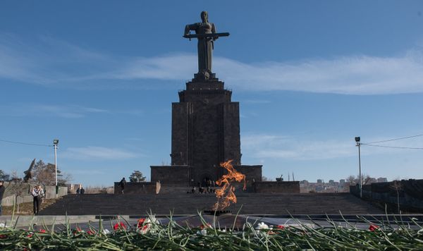В честь 75-летия Сталинградской битвы 2 февраля в Парке Победы состоялось возложение цветов и венков у Вечного Огня В честь 75-летия Сталинградской битвы 2 февраля в Парке Победы состоялось возложение цветов и венков у Вечного Огня - Sputnik Армения