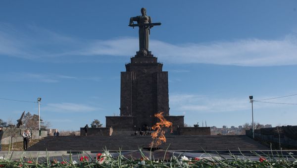 В честь 75-летия Сталинградской битвы 2 февраля в Парке Победы состоялось возложение цветов и венков у Вечного Огня - Sputnik Армения