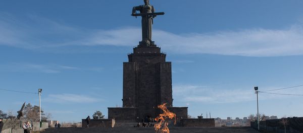 В честь 75-летия Сталинградской битвы 2 февраля в Парке Победы состоялось возложение цветов и венков у Вечного Огня - Sputnik Армения