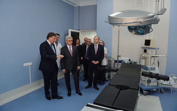 Президент Серж Саргсян в Национальном центре онкологии (3 февраля 2018). Ереван, Армения - Sputnik Армения