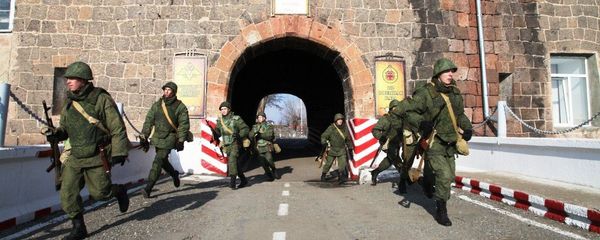 В Армении военнослужащие отразили атаку на штаб военной базы ЮВО условной диверсионной группы. - Sputnik Армения