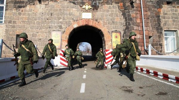 В Армении военнослужащие отразили атаку на штаб военной базы ЮВО условной диверсионной группы. - Sputnik Армения