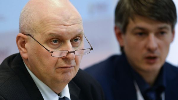 Директор Центра исследований федерального и региональных рынков алкоголя ЦИФРРА Вадим Дробиз (слева) - Sputnik Армения