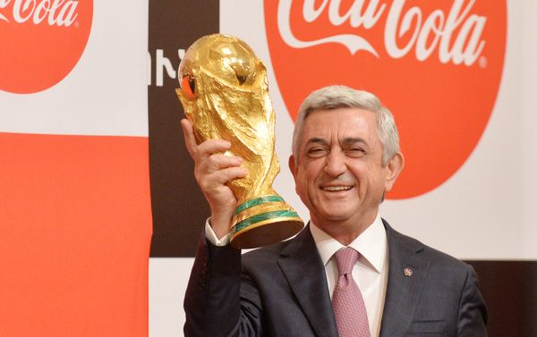 Президент РА принял в Ереване кубок мира по футболу Президент РА принял в Ереване кубок мира по футболу - Sputnik Армения