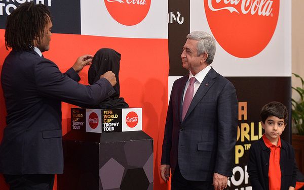 Президент РА принял в Ереване кубок мира по футболу Президент РА принял в Ереване кубок мира по футболу - Sputnik Армения