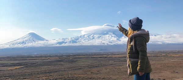 Российская туристка Елизавета Бондаренко на фоне горы Арарат Российская туристка Елизавета Бондаренко на фоне горы Арарат - Sputnik Армения