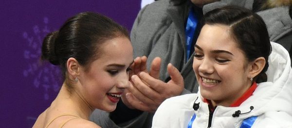 Российская фигуристка Алина Загитова и российская фигуристка Евгения Медведева. Российская фигуристка Алина Загитова и российская фигуристка Евгения Медведева. - Sputnik Армения