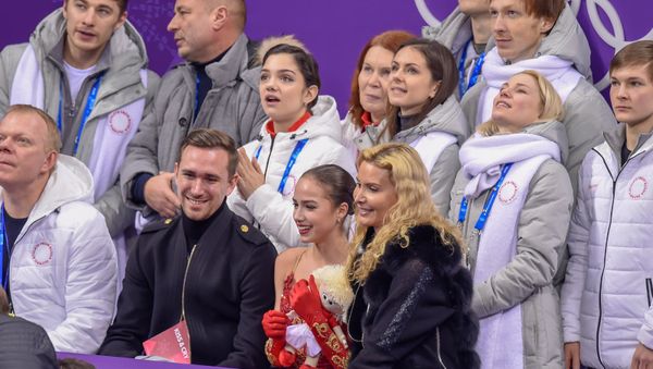 Фигуристка Алина Загитова, тренер Этери Тутберидзе, хореограф Даниил Глейхенгауз во время объявления результатов выступления российской спортсменки в произвольной программе женского одиночного катания командных соревнований по фигурному катанию на XXIII зимние Олимпийские игры (12 февраля 2018). Каннын, Южная Корея - Sputnik Արմենիա