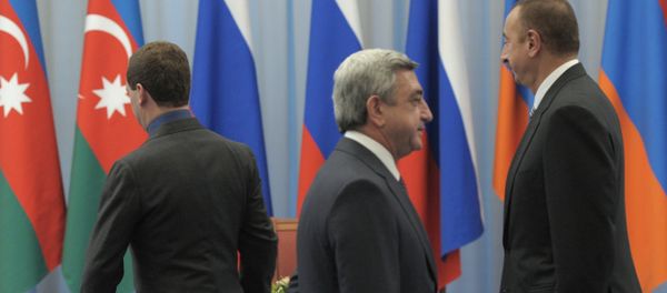 Президент Азербайджанской Республики Ильхам Алиев (справа) и президент Республики Армения Серж Саргсян (в центре) - Sputnik Армения