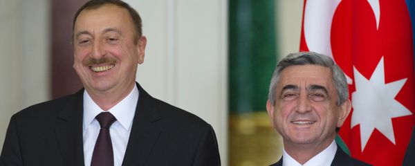 Президенты Армении и Азербайджана Серж Саргсян и Ильхам Алиев во время совместного фотографирования участников неформального саммита СНГ (20 декабря 2011). Москва, Россия Президенты Армении и Азербайджана Серж Саргсян и Ильхам Алиев во время совместного фотографирования участников неформального саммита СНГ (20 декабря 2011). Москва, Россия - Sputnik Армения