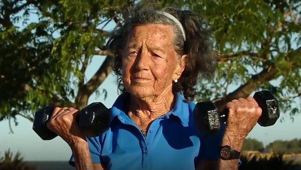 83-летняя бабушка готовится к покорению самой высокой вершины за пределами Азии - Sputnik Армения