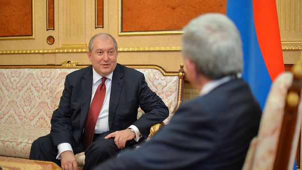 Президент Серж Саргсян и выдвинутый от РПА кандидат в президенты Армении Армен Саркисян Президент Серж Саргсян и выдвинутый от РПА кандидат в президенты Армении Армен Саркисян - Sputnik Армения