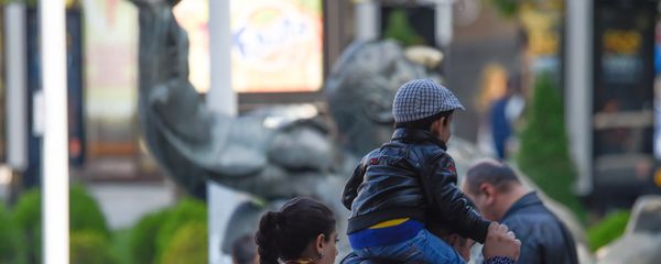 Солнечный Ереван и не менее солнечные любители пеших прогулок - Sputnik Արմենիա