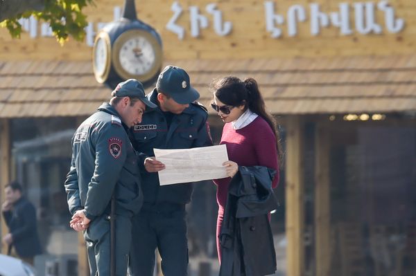 Сотрудники полиции Армении любезно объясняют прохожим, как дойти до библиотеки - Sputnik Армения