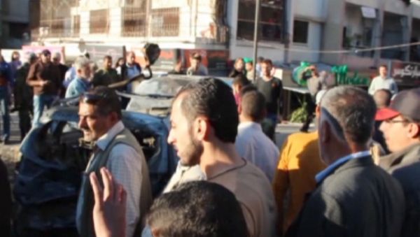 СПУТНИК_Жители Латакии кранами убирали сгоревшие после ракетного удара машины - Sputnik Армения
