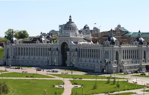 Дворец земледельцев в Казани расположен в центре столицы Татарстана на Дворцовой площади. Строительство продолжалось с 2008 по 2010 год. Служит штаб-квартирой Минсельхоза республики Дворец земледельцев в Казани расположен в центре столицы Татарстана на Дворцовой площади. Строительство продолжалось с 2008 по 2010 год. Служит штаб-квартирой Минсельхоза республики - Sputnik Армения