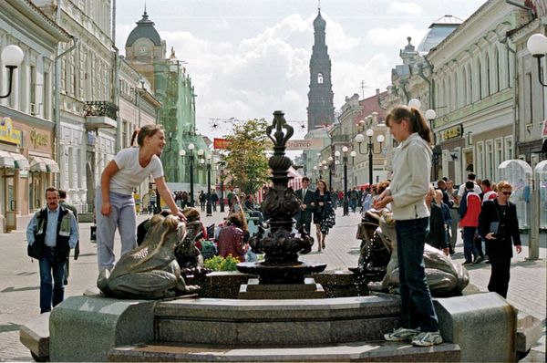 Улица Баумана в историческом центре Казани. Одна из самых старых улиц города. До революции называлась Богоявленской в честь расположенного здесь собора Улица Баумана в историческом центре Казани. Одна из самых старых улиц города. До революции называлась Богоявленской в честь расположенного здесь собора - Sputnik Армения
