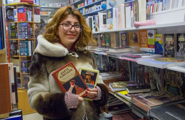 Посетитель Марианна Степанян в книжном магазине Букинист - Sputnik Արմենիա