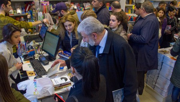 Посетители книжного магазина Букинист Посетители книжного магазина Букинист - Sputnik Армения
