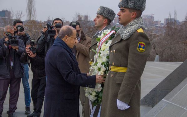 Президент Ливана Мишель Аун в мемориальном комплексе Цицернакаберд Президент Ливана Мишель Аун в мемориальном комплексе Цицернакаберд - Sputnik Армения